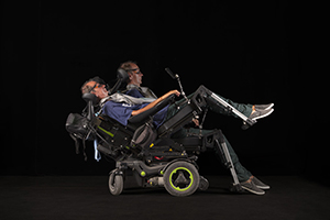 Fotomontage von Mann im Rollstuhl, der seine Sitzposition mit der Sondersteuerung MyEcc Pupil verstellt