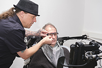 Foto zeigt Mann, der den Sensor an der Brille MyEcc Pupil einstellt